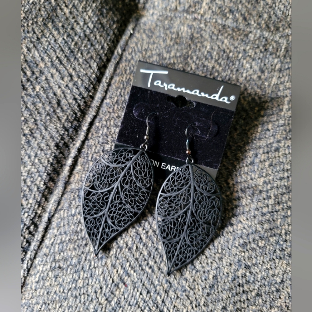 Taramanda Black Leaf Earrings